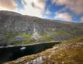 Dans une baie près d'Arsuk, au sud-ouest du Groenland, le "Glant" trouve un abri contre les vents forts. Tout au long de la côte ouest, l'équipage doit faire face à des vents contraires.