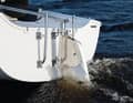 Le safran du day-sailer est accroché. Il est possible de l'enlever ou de le remonter facilement, par exemple pour la mise à l'eau.