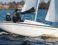Le plaisir de naviguer au lieu du blues hivernal Malgré les basses températures de fin novembre sur l'Außenalster, la navigation avec le nouveau bateau de Westphalie orientale a été un vrai plaisir. Bien qu'il ait fallu parer l'une ou l'autre rafale, le bateau s'est montré plutôt docile.