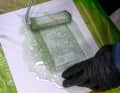 À l'intérieur, nous travaillons avec de la résine polyester et un matelas de fibres. Les bandes d'environ 15 centimètres de long sont pré-imprégnées par paquets de trois sur un film plastique, puis placées sous le pont.
