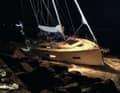 Eine Beneteau lief Anfang Oktober beim Einlaufen ins schwedische Grönhögen auf Grund und drehte sich quer. Als die Seenotretter eintrafen, lag die Yacht bereits auf der Mole, die Besatzung wurde von örtlichen Rettungskräften abgeborgen. Erst bei der Bergung wurde der Schaden deutlich: Unterwasserschiff und Inneneinrichtung waren komplett zerstört, offensichtlich an der Hafenmole zerrieben.