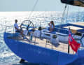 Les postes de pilotage rayent presque le tablier. Solaris installe les banquettes relevables en option.