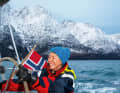 Andrea Barbera am Steuer der „Arctic Wisdom“, ein Thermo-Segelanzug hält warm.