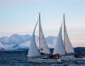 Deux yachts de la flottille devant le panorama de montagnes du nord de la Norvège.
