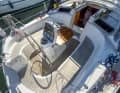 Le cockpit, plutôt petit, est dominé par la colonne de roue et la roue unique.