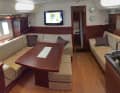 Beige imitation leather upholstery and the fittings, the chart table and the saloon table as well as the door and lower bulkhead in red mahogany: the "Pachmo" was originally rather dark.