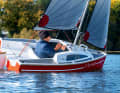 Mini, micro, nano: there are no stowage spaces, berths, headroom or an engine on the Deltania Mini. Instead, all lines are within easy reach.