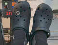 Boris Herrmann präsentiert seine Crocs, zusätzlich verziert mit einem Sticker seines Hundes Lilli.