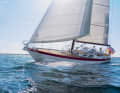 Bien entouré : La grand-voile et le foc offrent ensemble 67 mètres carrés de surface de voile.