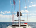 Sheer deck: Apart from the rail for the self-tacking jib, the foredeck is free of tripping hazards. The continuous window strip of the superstructure protrudes vertically from the deck.
