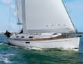 Dufour 385 Grand Large: Breites, individuell anmutendes Fahrtenboot mit einer damals noch wenig verbreiteten Doppelradsteuerung und moderater Besegelung. Teurer als die Konkurrenz aus Frankreich. YACHT-Test: Heft 02/2004.
