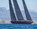 Superyacht Cup Palma: Das Kohle-Laminat gleicht starren Profilen, am flachen Unterwasserschiff hängen Doppelruder und Flossenkiel mit T-Bombe.