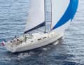 Der Rumpf achtern verjüngt, das Cockpit kürzer und weitaus kompakter: Die Hanse 370 wirkt aus heutiger Sicht fast schon traditionell.