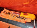 To cut the liferaft loose, it is equipped with a cross-cut knife.