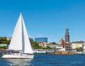 Segeln in Hamburg direkt vor den Landungsbrücken.