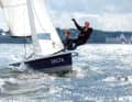 ... Due persone sul bordo di un gommone da regata ...