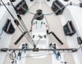 Pannello di controllo multifunzionale. Il verricello centrale può essere utilizzato per issare la randa o il gennaker.