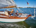 The strongly positive stern creates space for a small aft deck, over which the extra-long tiller protrudes.
