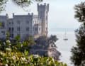Vorbei am beeindruckenden Castello Miramare.