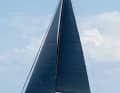 Sportlich: Den 52 Meter langen Mast laminierte Hall Spars aus High-Modulus- Carbon. Auch ein Groß mit ausgestelltem Topp kann gesetzt werden.