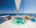 Der Zweimaster bietet Sonnendeck-Pool und Beachclub.