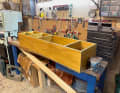 Une grande caisse est en train de voir le jour dans l'atelier. Elle doit trouver sa place sous le plancher du cockpit.