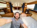 Le skipper dans son royaume : la cabine a notamment reçu de nouveaux matelas de couchette et un revêtement de sol de type bateau.
