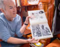 Thomas Körner garde les vieux albums photos et les journaux de bord comme un trésor précieux.