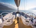 There are no interior fittings behind the cabin bulkhead. This allows the cockpit to benefit from the entire volume and lie low. The cockpit table can be easily removed.