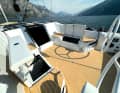The two spacious storage compartments keep things tidy. They are very easily accessible.