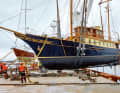 Am Haken: „Atlantide“ kommt aus dem Wasser, für das Refit der Stahl-Alu-Konstruktion rollen die 37 mal 5,8 Meter in die Halle.