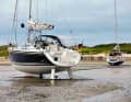 Yachten fallen trocken vor Wangerooge Ost. Mit dem geeigneten Boot ist das Trockenfallen die Kür im Wattenmeer.