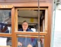Il capitano del cutter Wilhelm Jacobs si diverte a condividere la sua conoscenza delle distese di fango con i nuovi arrivati nella zona.
