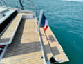 Gewichtssparend und pflegeleicht: Das Deck in Teak-Optik ist Teil des Laminats.