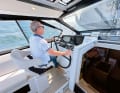 Le poste de pilotage est bien protégé. En position assise, le barreur est toutefois mal à l'aise.