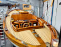 The hull lines are as strong as they are harmonious, while the straight, parallel wooden poles are atypical for a leisure boat. There is no pushpit.