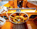 La petite roue a parfois été remplacée par une barre franche dans le passé. La barre à cheval massive sépare le cockpit de pilotage du cockpit de travail.