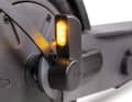 Vorder- und Rücklicht sind Pflicht, Blinker noch nicht. Sie ersparen einem beim Abbiegen, den Arm ausstrecken zu müssen.