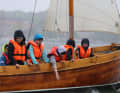 Trotzen Wind und Wellen: Viertklässler der Kieler Waldorfschule auf einem Segelkutter.