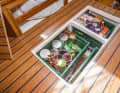 Preserved and bunkered: tinned food is well stored in the bilge or in remote corners of the boat. Fresh fruit and vegetables should be stored in a ventilated and visible place. This way, it is immediately noticeable if something goes bad and cannot be forgotten.