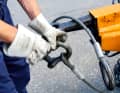 Câble métallique épais : pour éviter d'aller dans l'eau avec son camion, Bilzinger utilise un câble métallique qu'il tend entre la mâchoire de celui-ci et la remorque.