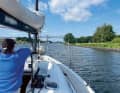 Auf die nicht ganz einfache Passage der Schleuse folgt eine betuliche Kanalfahrt.