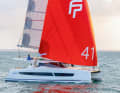 Moderne Linien: Negativer Deckssprung, senkrechte Steven, große Fenster und ein nach achtern ansteigendes Bimini kennzeichnen den New 41.