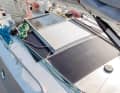 Die Fallen laufen offen übers Kajütdach, das mit Solarpaneelen ausgestattet ist.