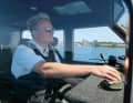 Lars Cziszkus steuert das Polizeiboot mit seinen 1.800 PS in Richtung der zu kontrollierenden Yacht.