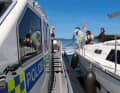 Anders als an Land müssen Yachtbesatzungen dabei mitspielen und etwa eine sichere Leinenverbindung herstellen.