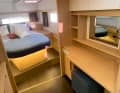La couchette est inclinée dans la cabine ouverte du propriétaire pour une meilleure utilisation de l'espace.