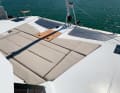 D'énormes espaces de rangement se cachent sous les bains de soleil à l'avant du bateau.