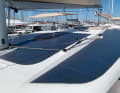 Les surfaces sur le pont et sur le toit peuvent être facilement utilisées pour de grands panneaux solaires.