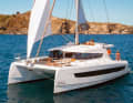 Bali 4.2 : le salon arrière avec porte de garage vitrée, le cockpit avant avec passage depuis le rouf et le pont avant fixe caractérisent ce catamaran assez lourd issu d'un chantier naval français en plein essor. Longueur de la coque 12,85 m ; largeur 7,08 m ; poids 15,9 t ; à partir de 534.310 euros.